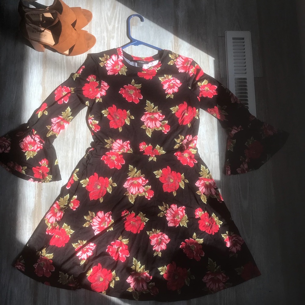 Such a cute dress! Comfortable! Soft material